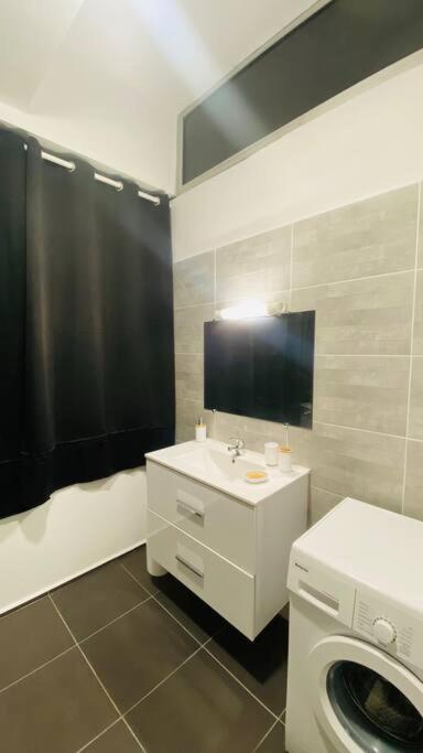 Urban Zen Appart Spacieux Studio Atypique Avec Bain A Remous Proche De Tout Пуэнт-а-Питр Экстерьер фото