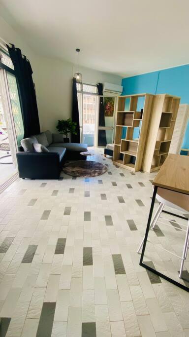 Urban Zen Appart Spacieux Studio Atypique Avec Bain A Remous Proche De Tout Пуэнт-а-Питр Экстерьер фото